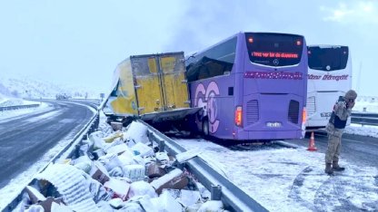 Sarıkamış'ta Otobüs-Kamyon Kazası: 9 Yaralı