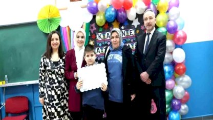 Şehidin oğlu ilk karnesini Bakan Göktaş'ın elinden aldı