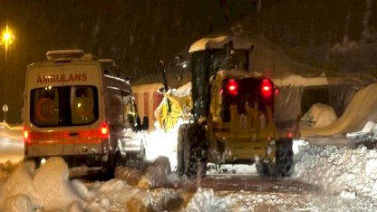 Siirt'te ambulans yolda mahsur kaldı