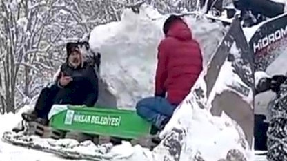 Tokat'ta kar nedeniyle kapanan yolda kepçeyle cenaze taşındı