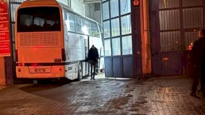 Tonlarca ağırlıktaki otobüsün altında kaldı