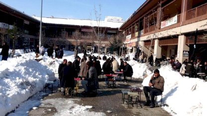 Van'da kar kütlelerinin arasında masa kurup, çay içtiler