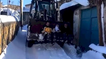 Yollar karla kaplandı, hasta kepçeyle hastaneye ulaştırıldı