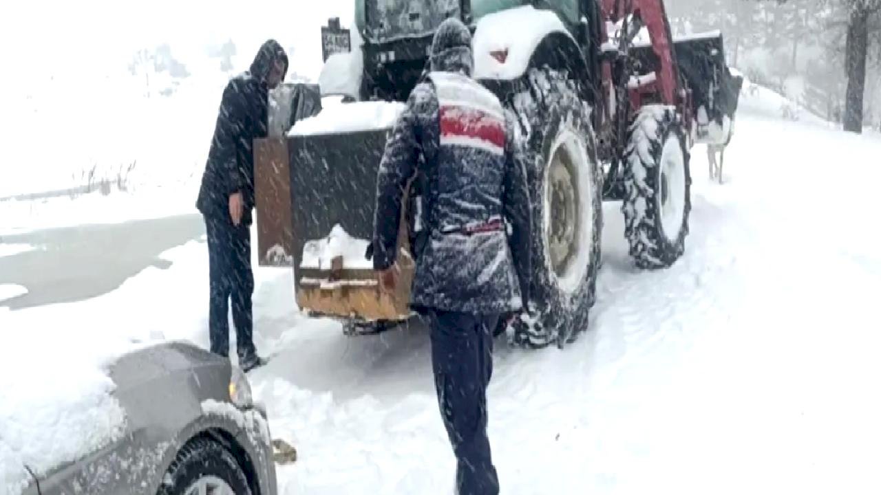 Taraklı'da Yoğun Kar, 15 Araç Mahsur Kaldı