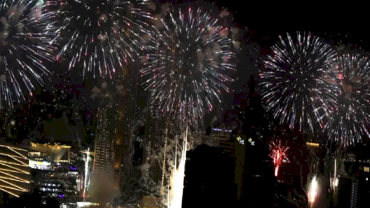Tayland Yeni Yılı Havai Fişeklerle Karşıladı