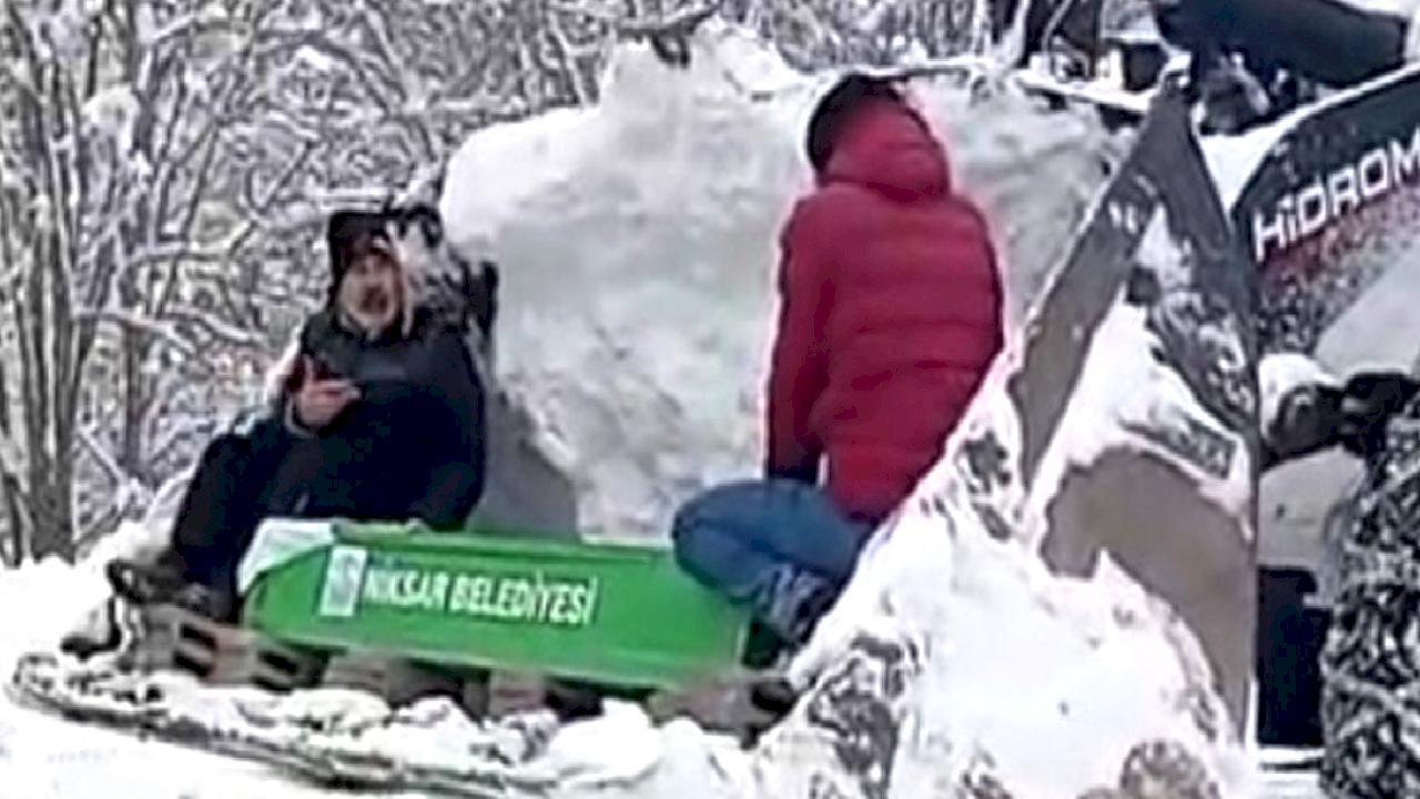 Tokat'ta kar nedeniyle kapanan yolda kepçeyle cenaze taşındı