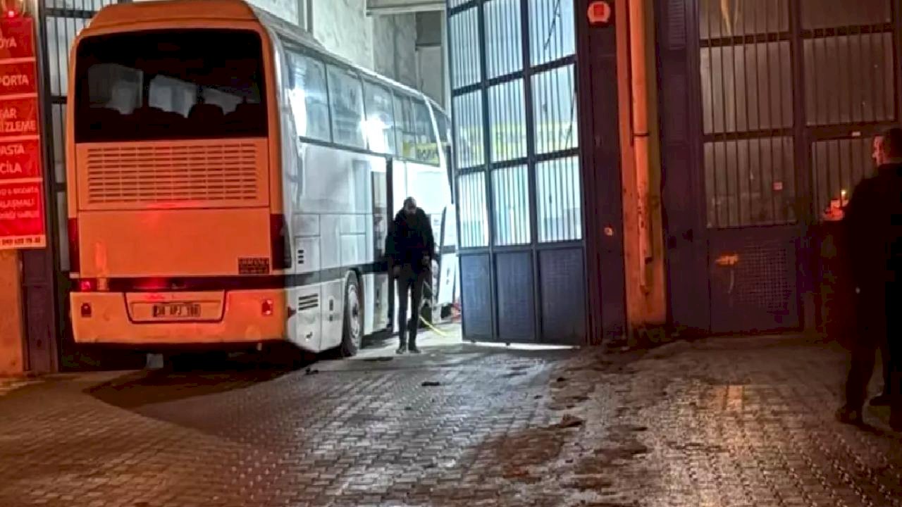 Tonlarca ağırlıktaki otobüsün altında kaldı