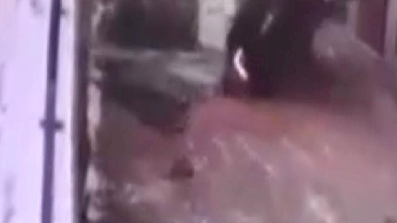 Trabzon'da buzlanan yolda kontrolden çıkan cip sitenin bahçesine uçtu