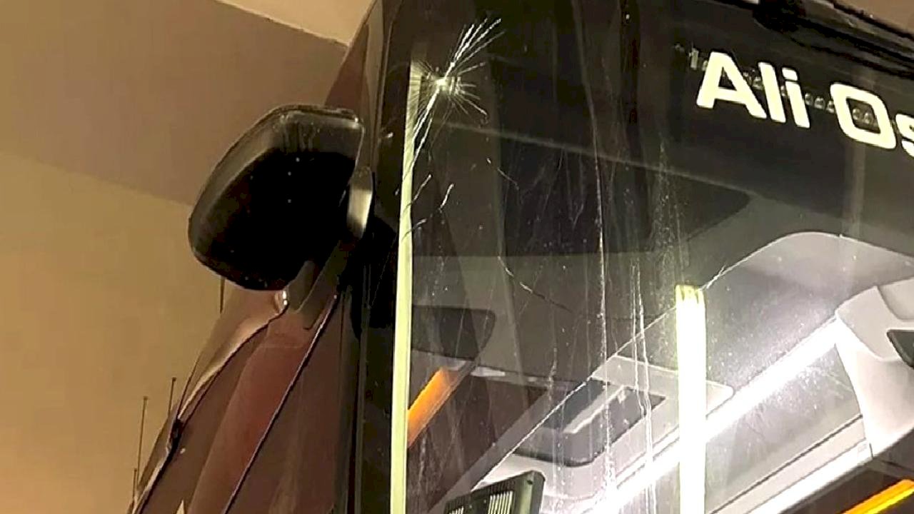 Trabzonspor'un takım otobüsüne taşlı saldırı