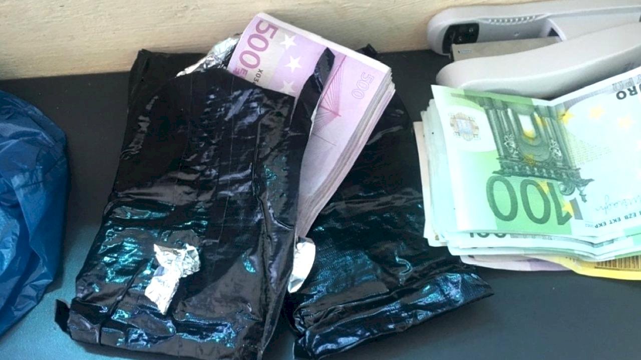 Türkiye yolundaki tırlar Bulgar'a takıldı: 85 bin euro ve 426 gram altın ele geçirildi
