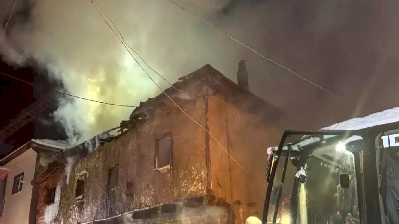 Uşak'ta Yangın: Çift Dumandan Etkilendi