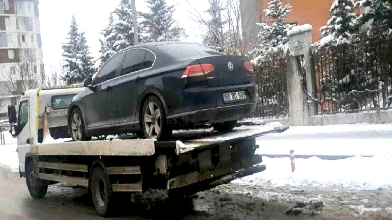 Van'da DEM Partili belediye başkanının resmi aracına haciz