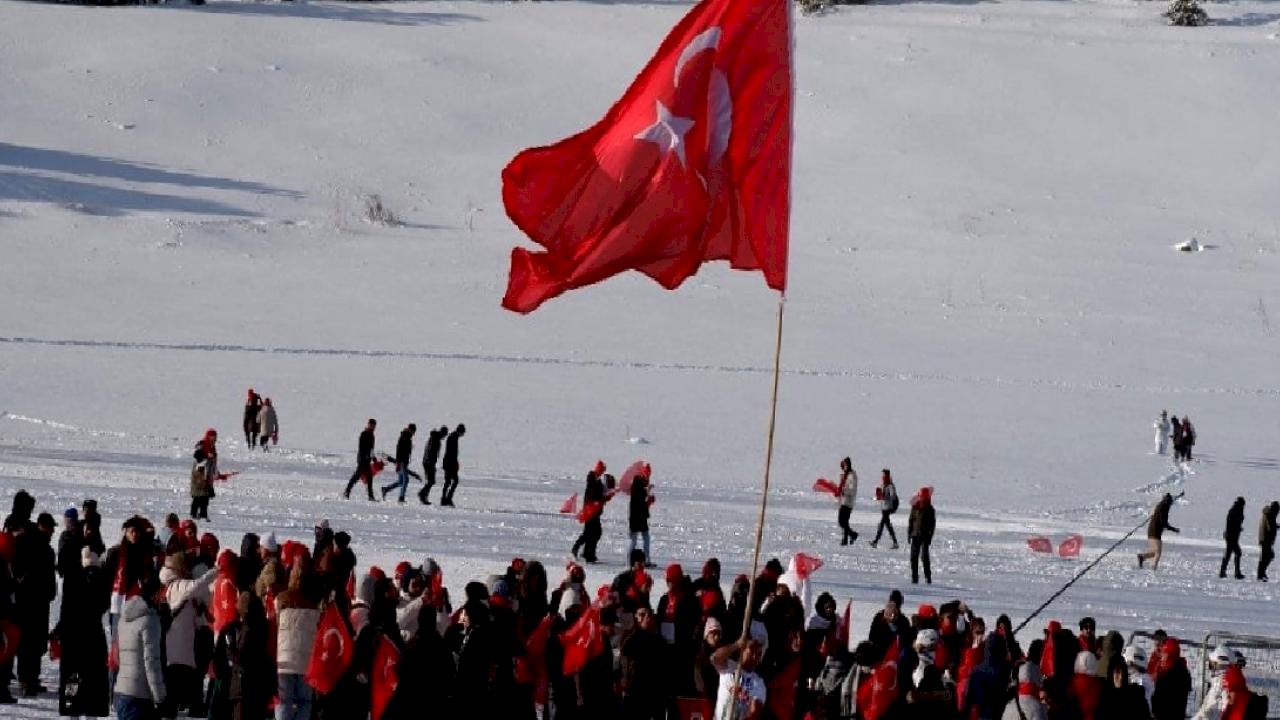Vatandaşlar, Sarıkamış şehitlerini anmak için Allahuekber Dağları'nda yürüdü