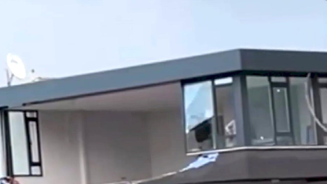 Yalova'da Fırtına Balkon Duvarını Yıktı