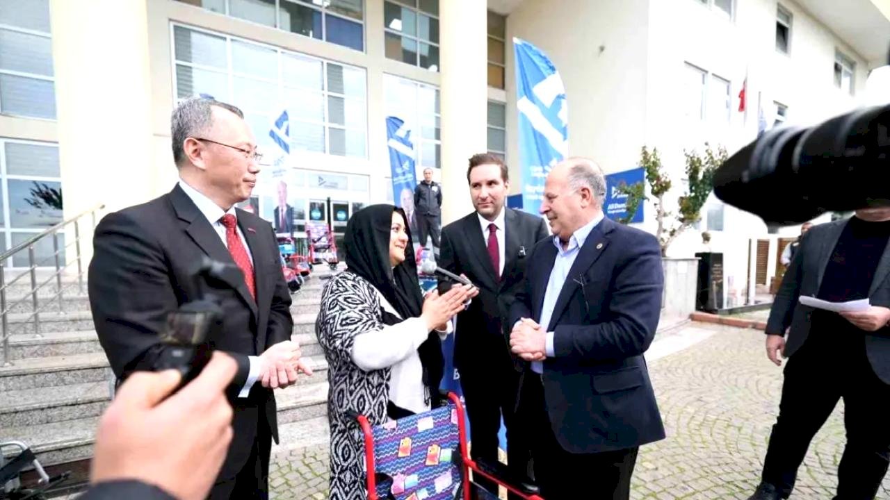 Yüreğir Belediyesi engelli bireylere tekerlekli sandalye dağıttı