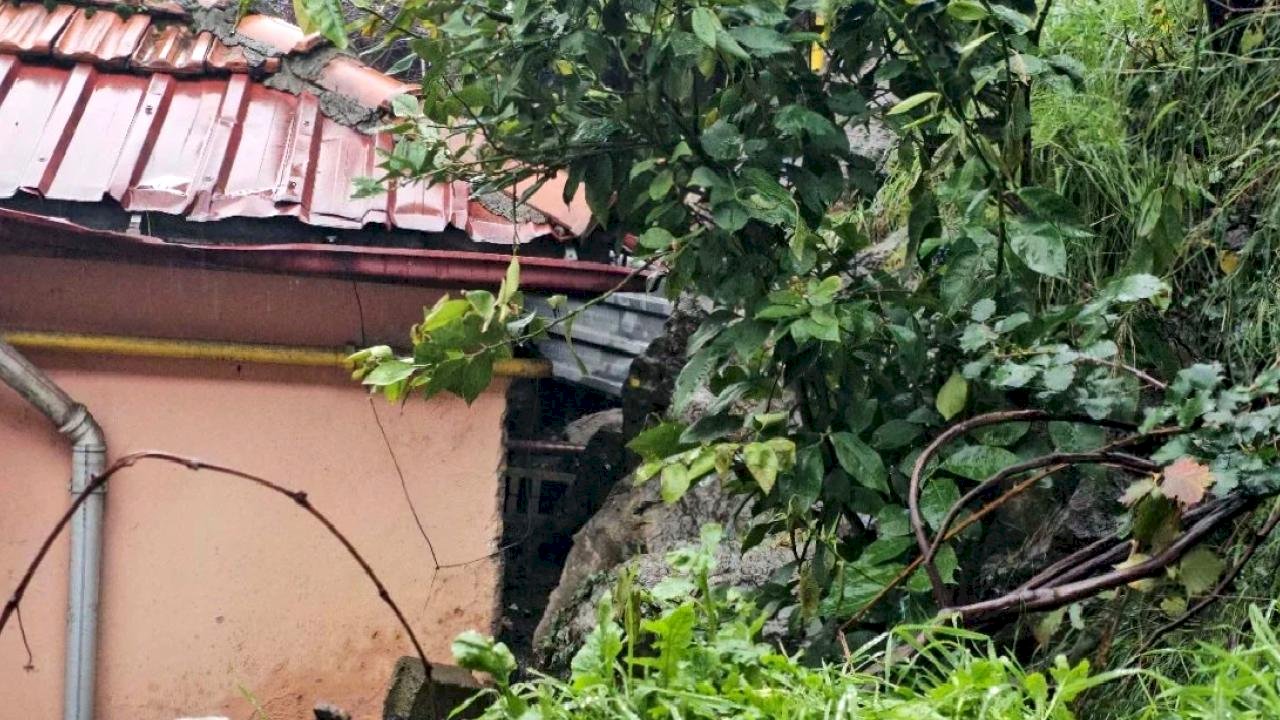 Zonguldak'ta yaşanan heyelanda kayalar iki evin üzerine düştü