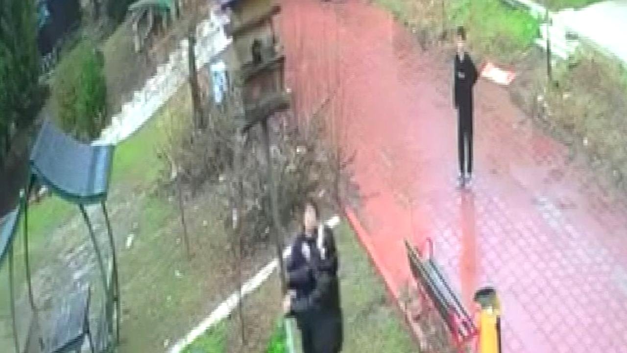 Adana'da 4 çocuk parktaki kuş yuvasını parçaladı