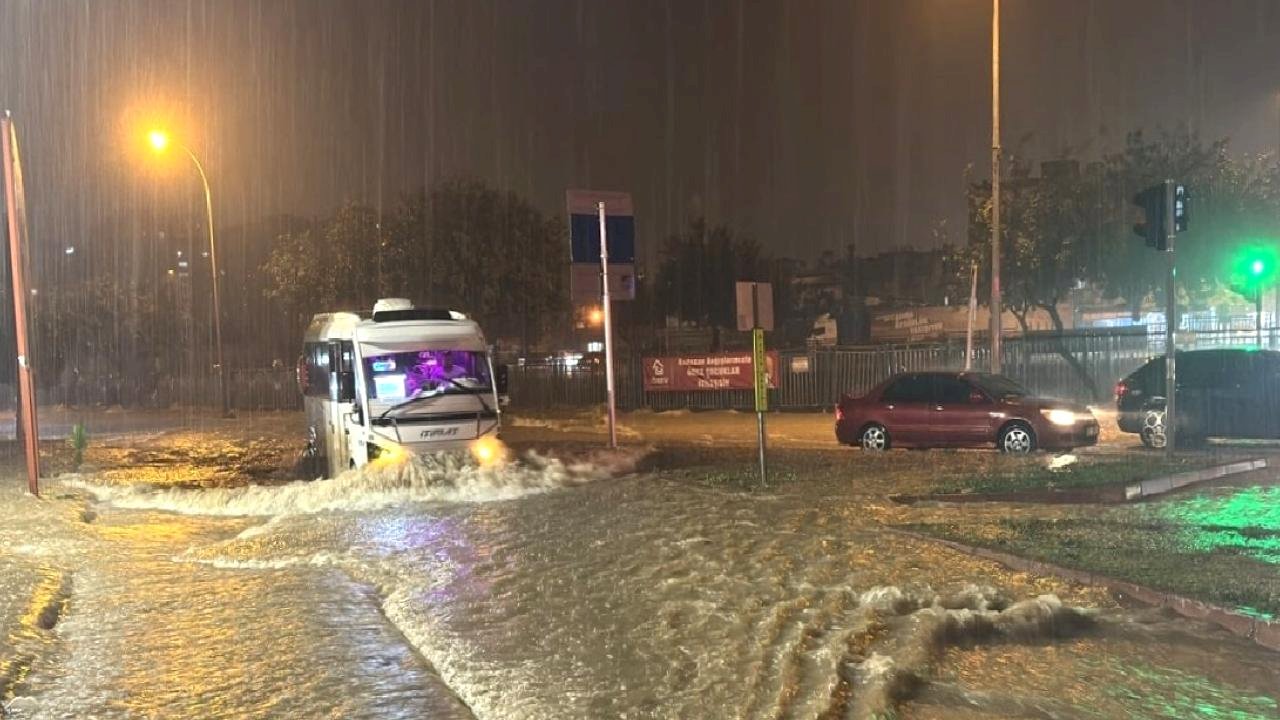 Adana'da sağanak hayatı olumsuz etkiledi: Yollar göle döndü