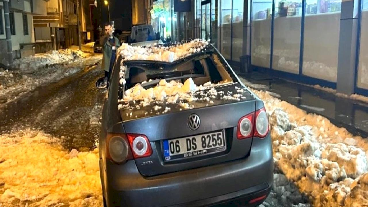 Ağrı'da çatıda düşen buz kütleleri araçlara zarar verdi