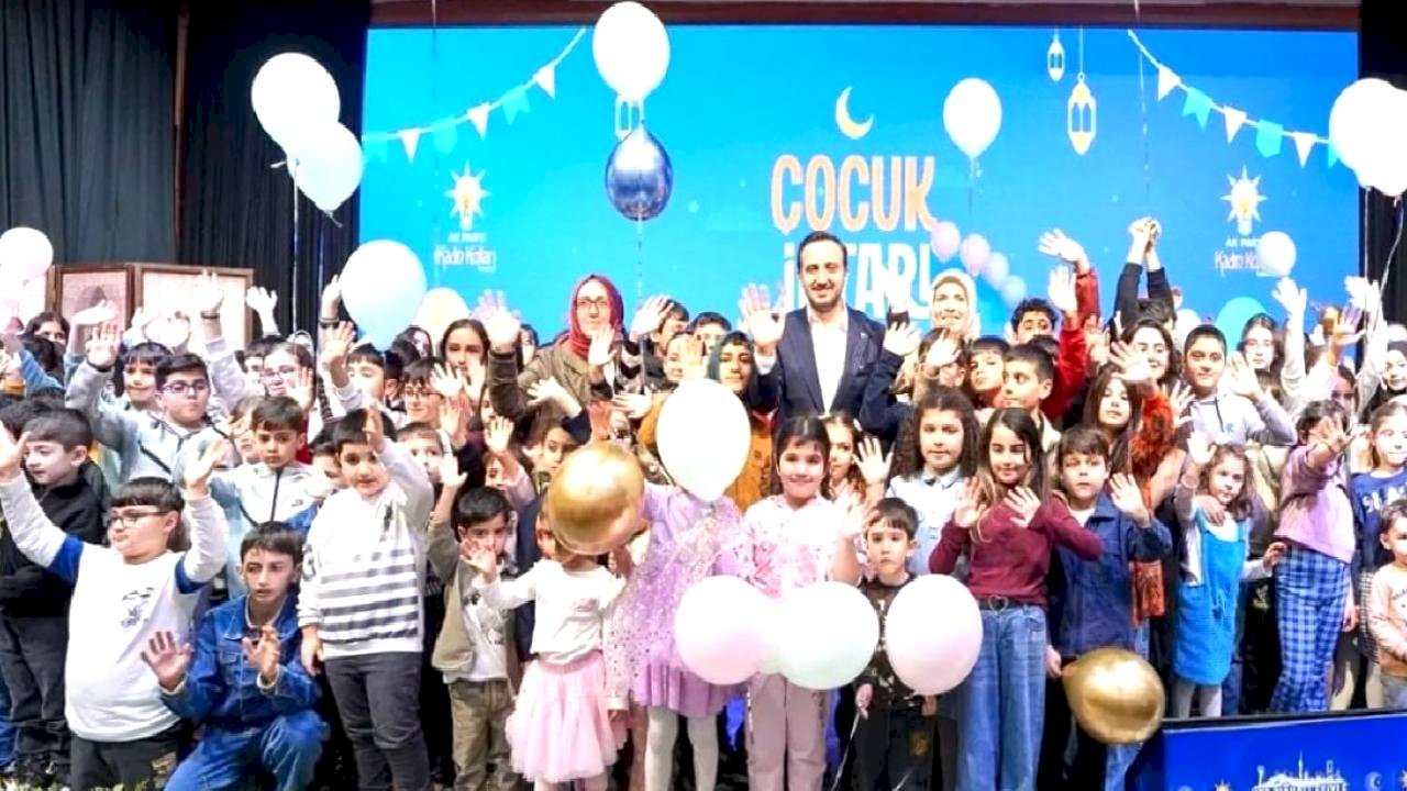 AK Parti İstanbul İl Başkanlığı'nda çocuklar iftar yaptı, ortaya gülümseten anlar çıktı