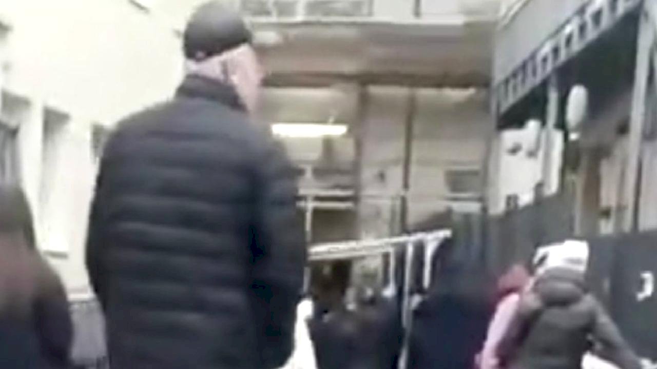 Almanya’da yaşayan gurbetçi, gıda yardımı için sırada bekleyenleri paylaştı