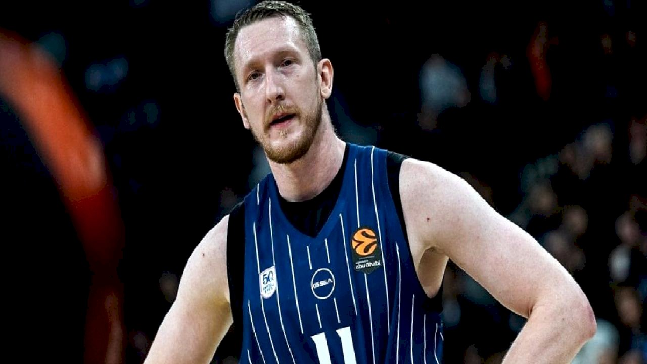 Anadolu Efes'ten Rolands Smits ile ilgili sakatlık bilgilendirmesi