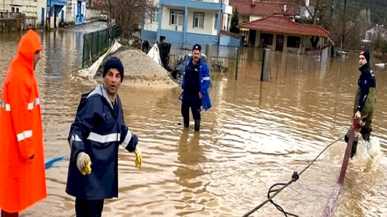 Antalya Büyükşehir Belediyesi ekipleri yağışın izlerini siliyor
