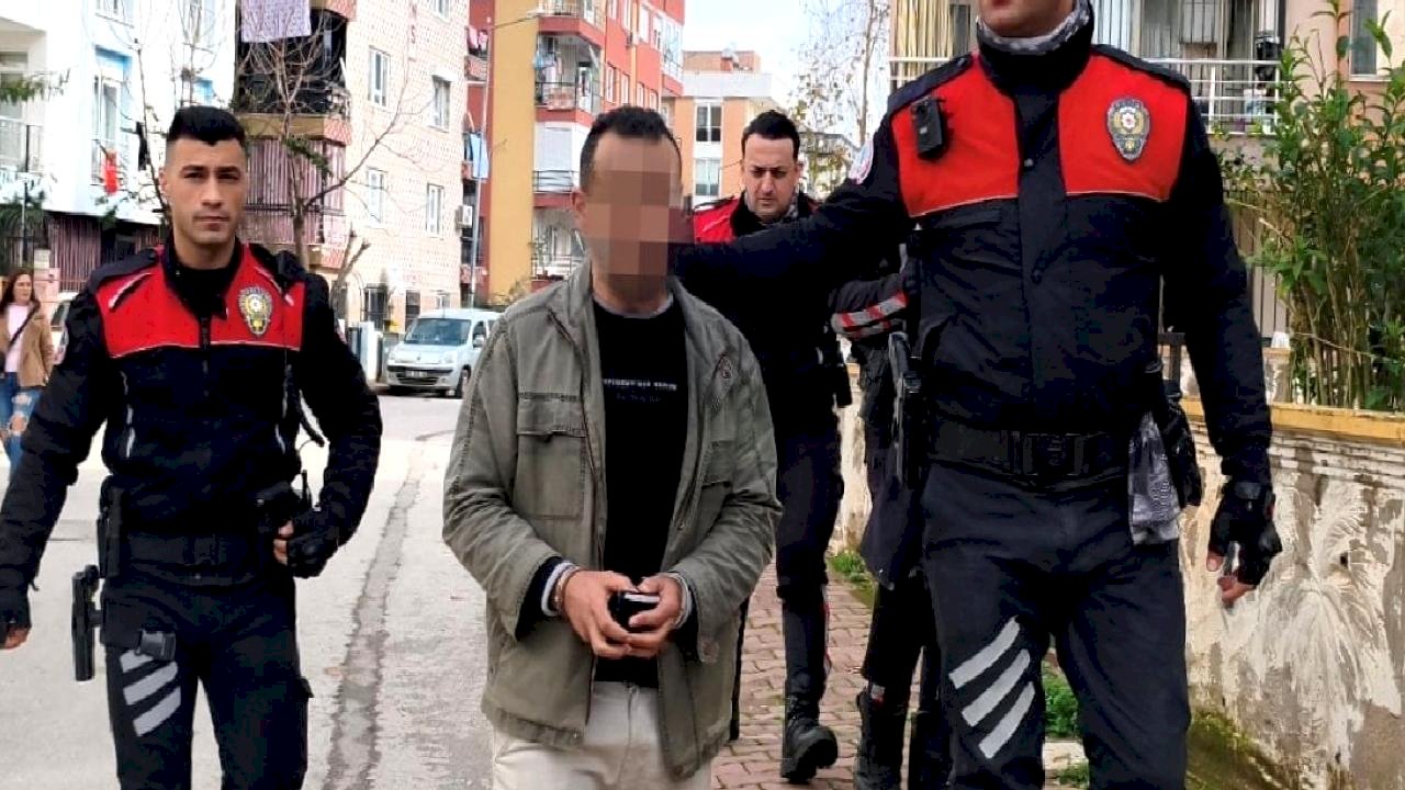 Antalya'da apartman bahçesine sakladığı pompalı tüfek polisi alarma geçirdi