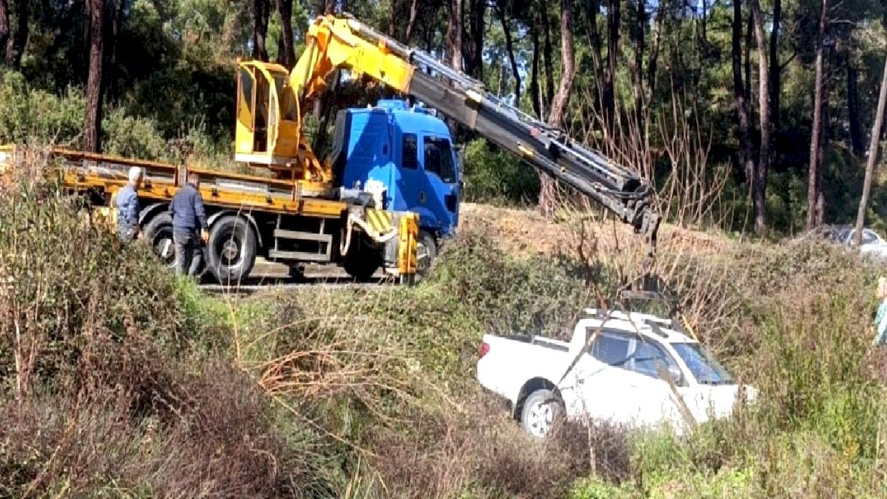 Antalya'da dereye uçan kamyonetten yara almadan kurtuldu