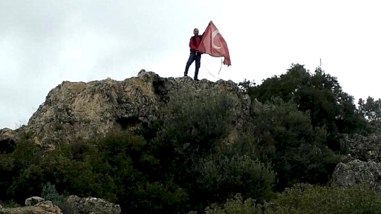 Aydın'da kayalıklara takılan Türk bayrağı için canını hiçe saydı