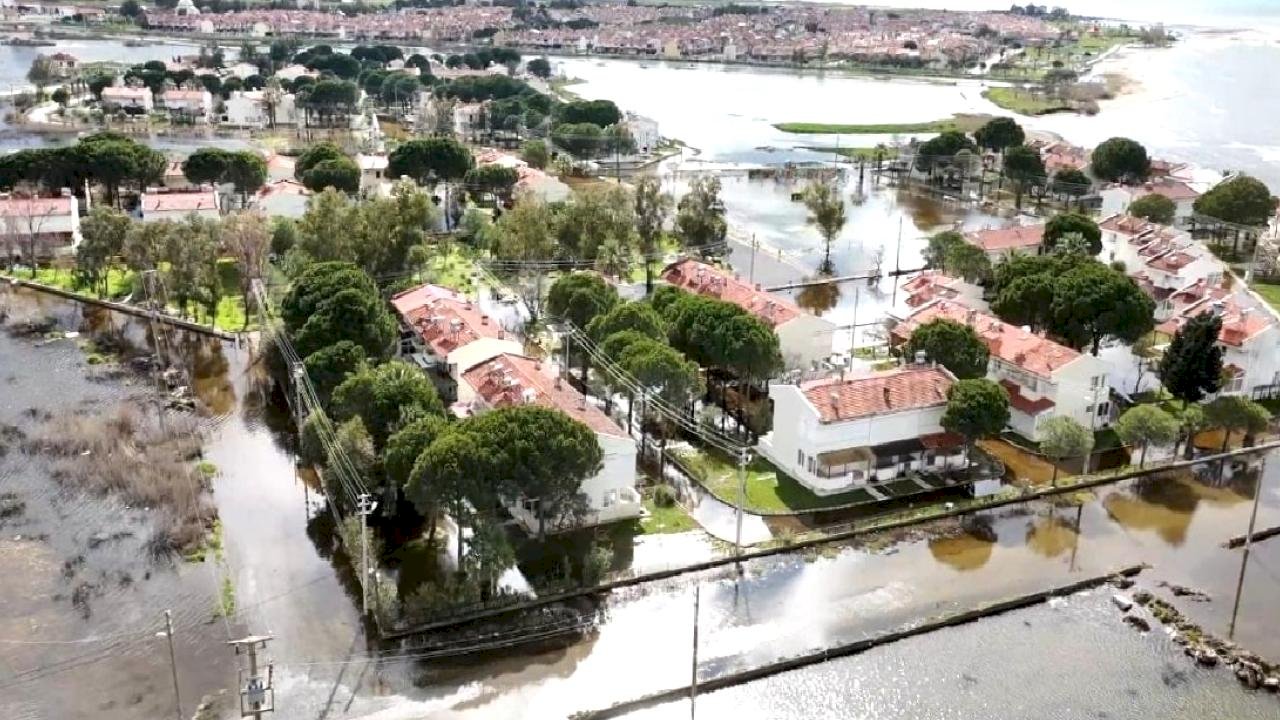 Balıkesir sokakları, sağanak yağış nedeniyle sular altında kaldı