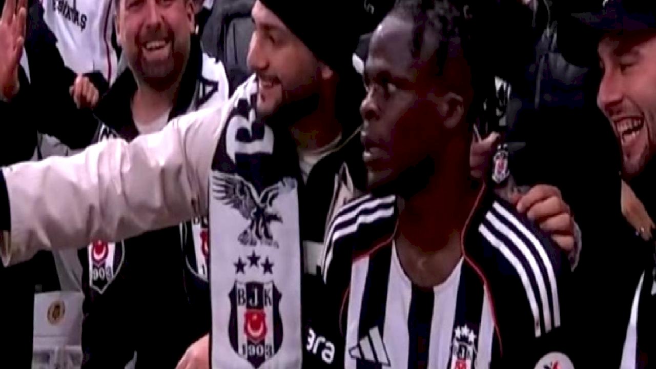 Beşiktaş'ın yeni transferi Olaitan'dan taç atışı esnasında selfie