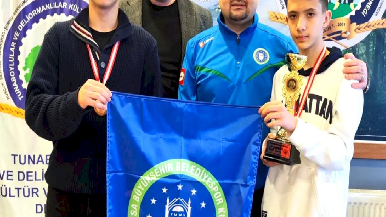 Bursa Büyükşehir Belediyesporlu satranççılar yine kürsüde