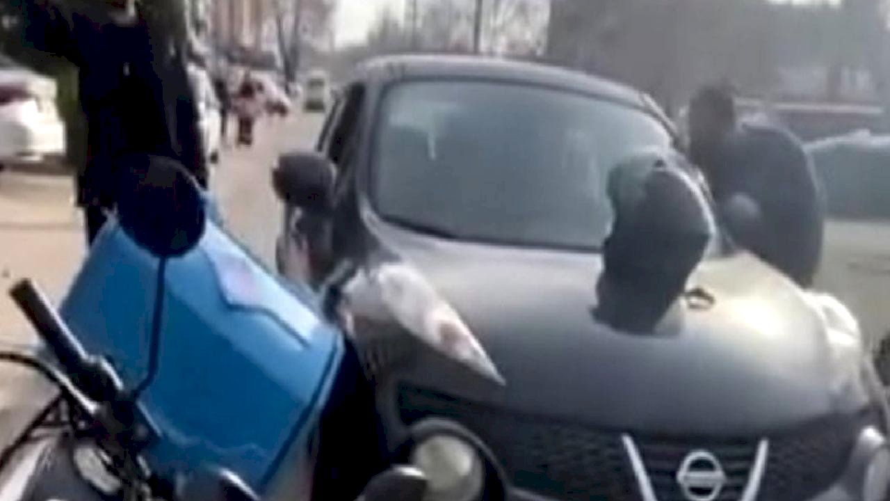 Bursa’da trafikte yol verme tartışması kameraya yansıdı