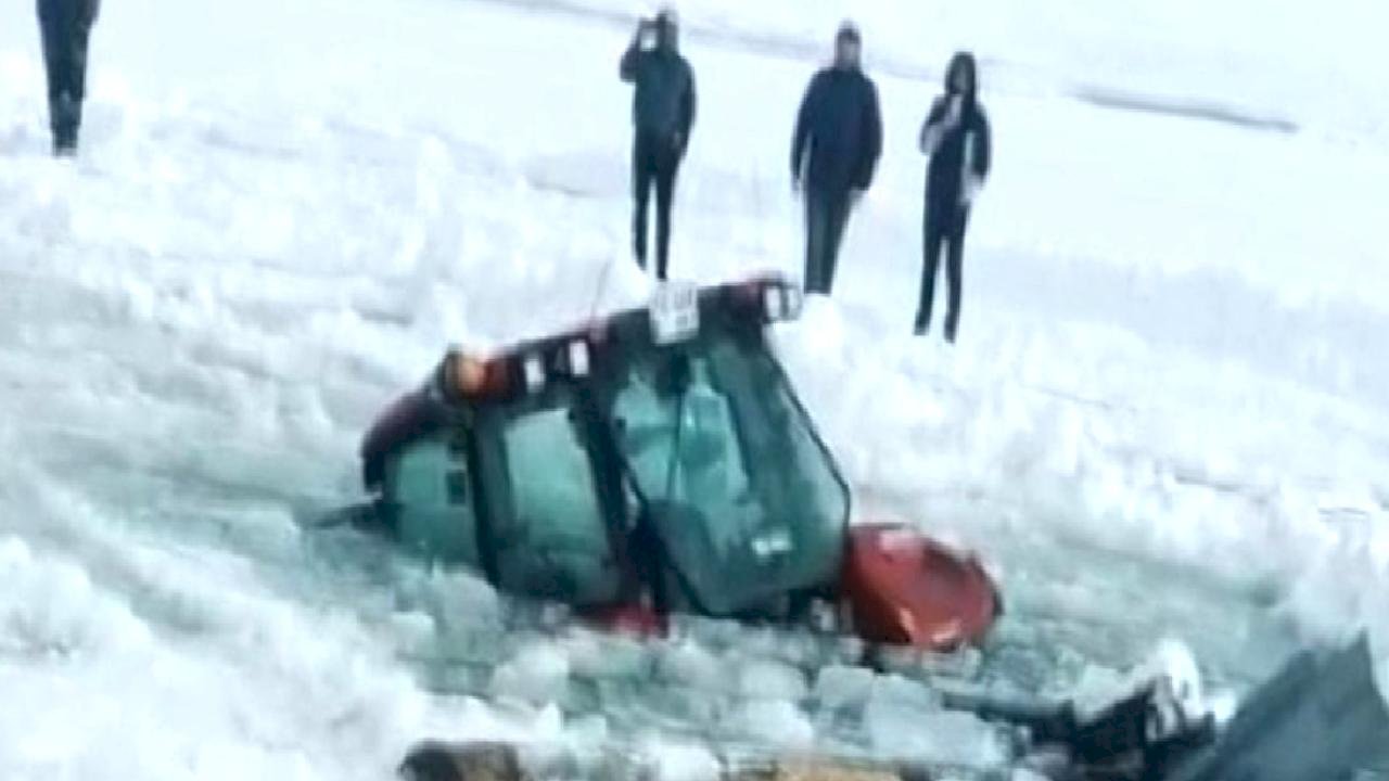 Çıldır Gölü'nde kar temizleme çalışması yapan traktör göle düştü