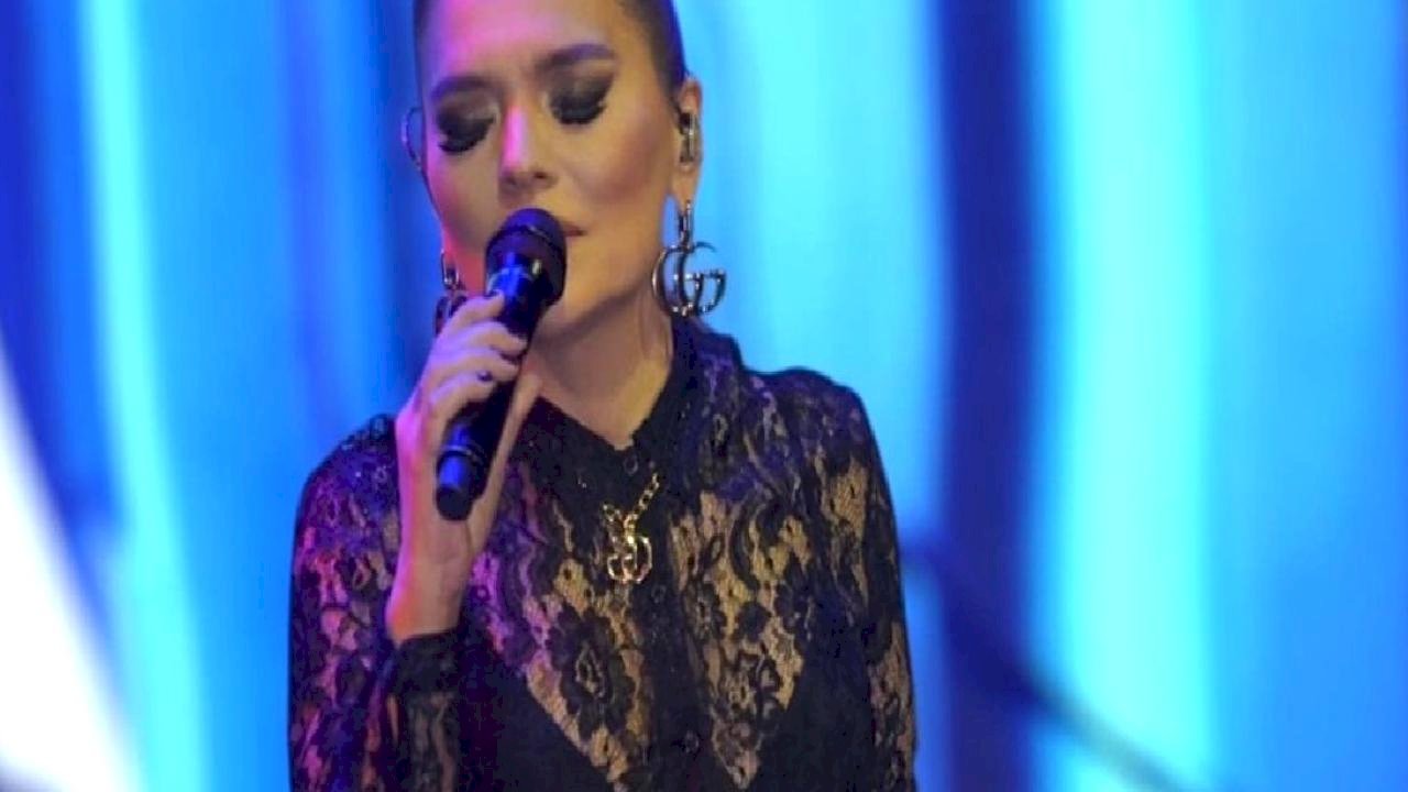 Demet Akalın geçmişe götürdü: Estetiksiz haline yorum yağdı