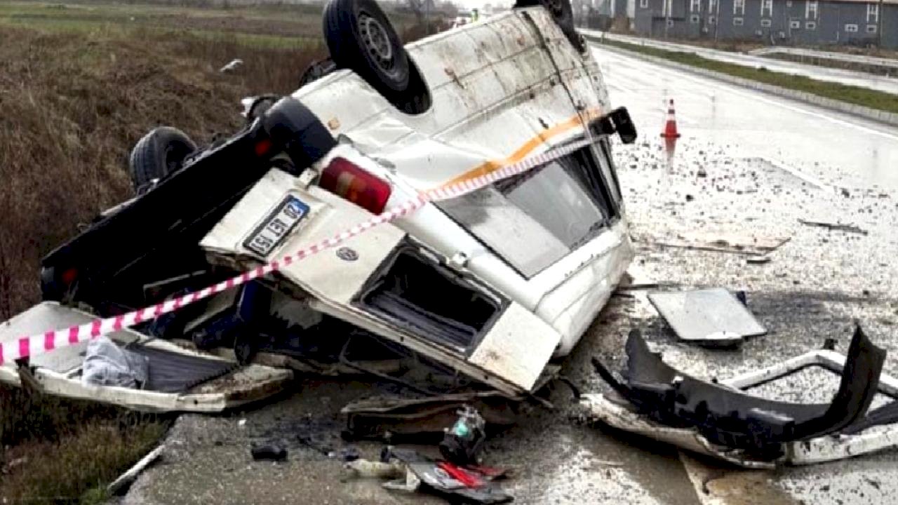 Denizli'de takla atan araç hurdaya döndü