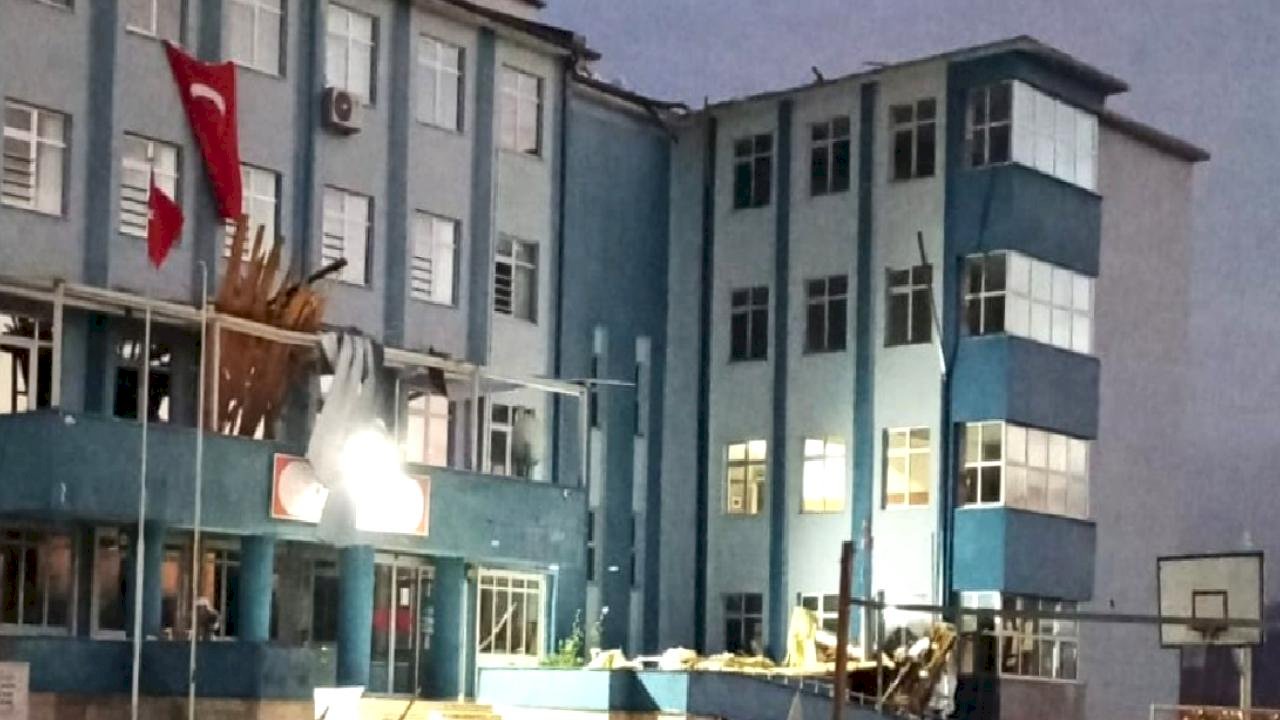 Düzce'de fırtınanın çatısını uçurduğu okulda eğitime ara verildi