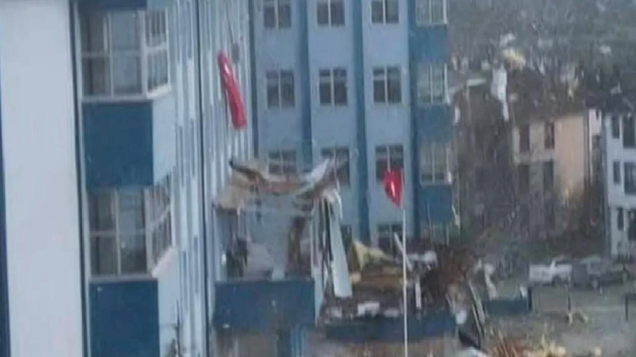 Düzce'de şiddetli rüzgârda lisenin çatısı yıkıldı