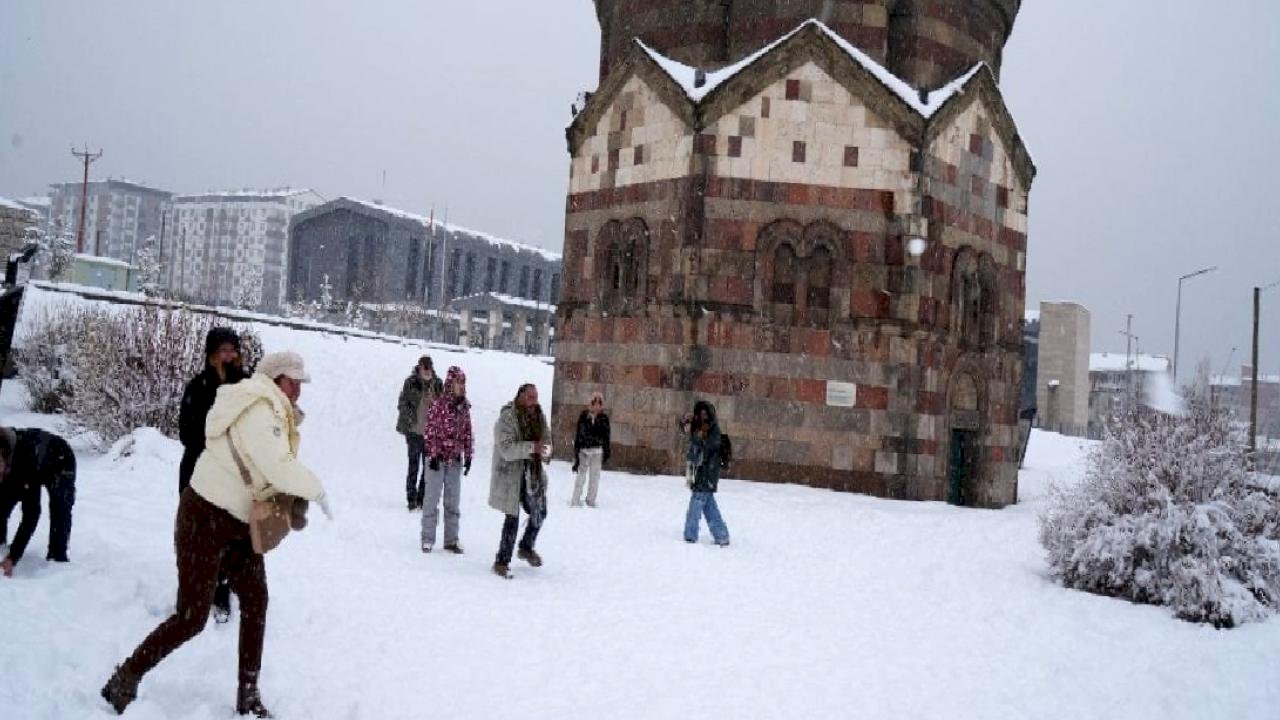 Erzurum’da Belçikalı turistlerin kar sevinci