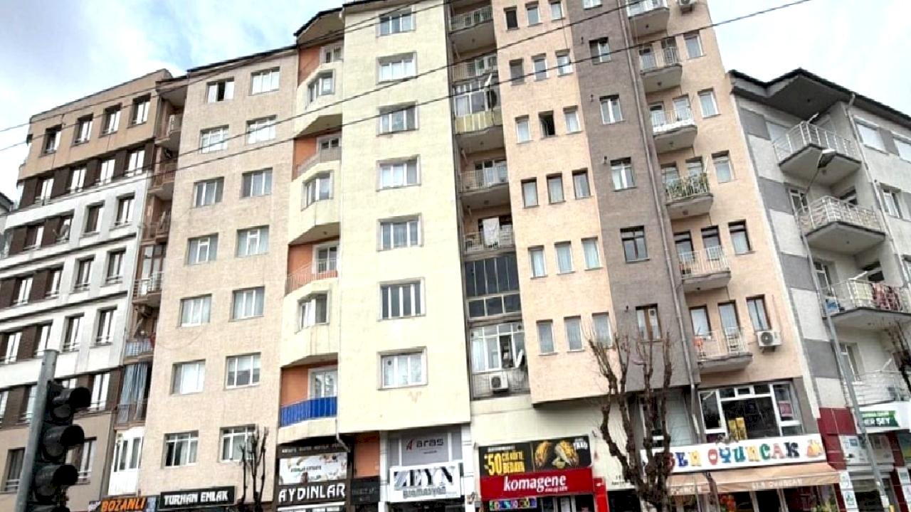 Eskişehir'de baz istasyonunu tamir eden işçi 7'nci kattan düşer can verdi