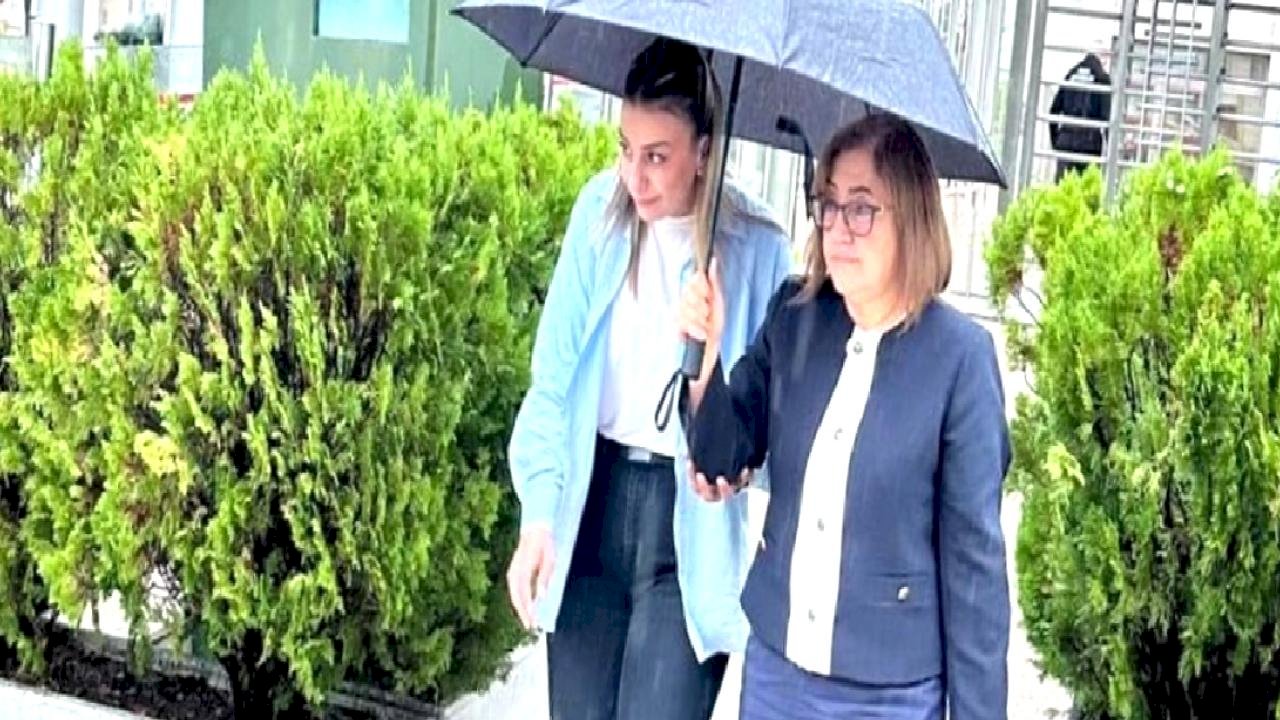 Fatma Şahin'in koruma polisini şemsiyesi altına aldığı anlar