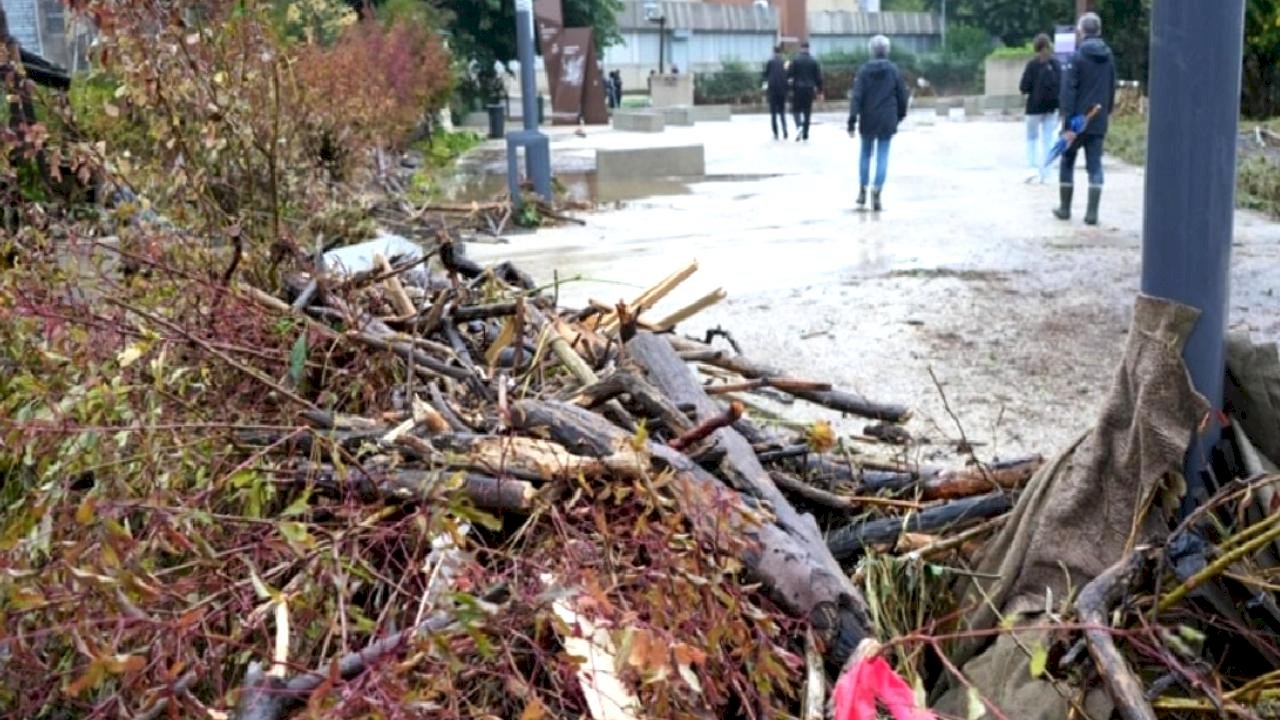 Fransa'da hortum yaklaşık 200 eve zarar verdi