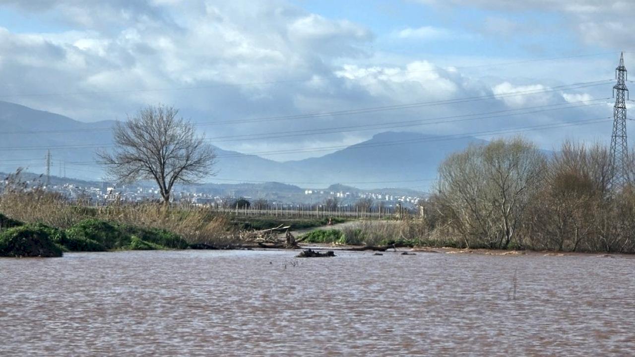 Gediz Nehri taştı, iki mahalleyi bağlayan köprü ulaşıma kapatıldı
