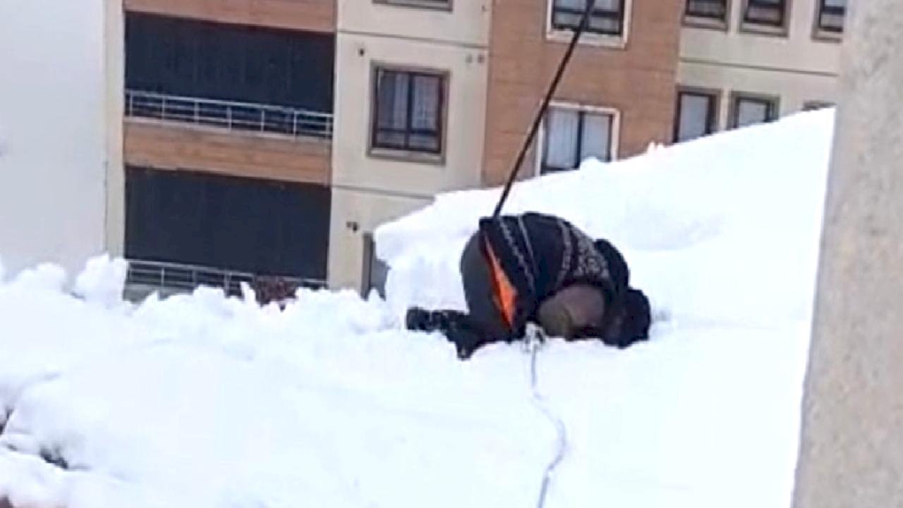 Hakkar'de kar temizliği için çatıya çıkan vatandaş ibadetini de eksik etmedi