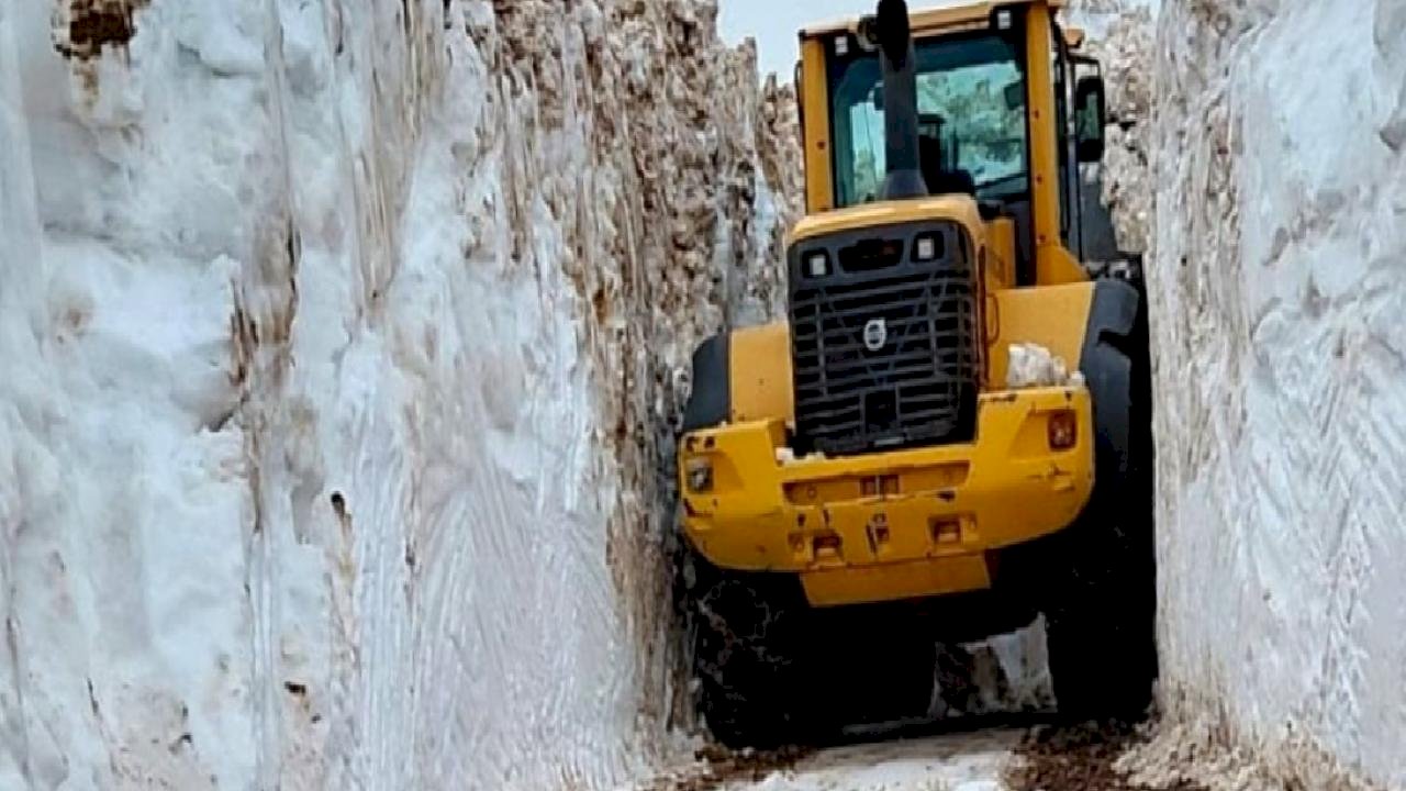 Hakkari'de üs yollarındaki 4 metrelik karla mücadele