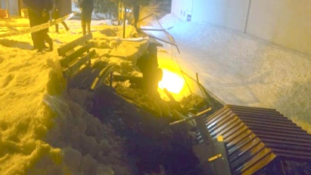 Hakkari’de yoğun yağış, istinat duvarını çökertti