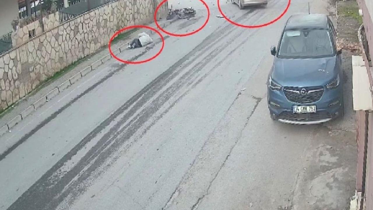 Hatay’da feci kaza: Motosiklet sürücüsü metrelerce savruldu
