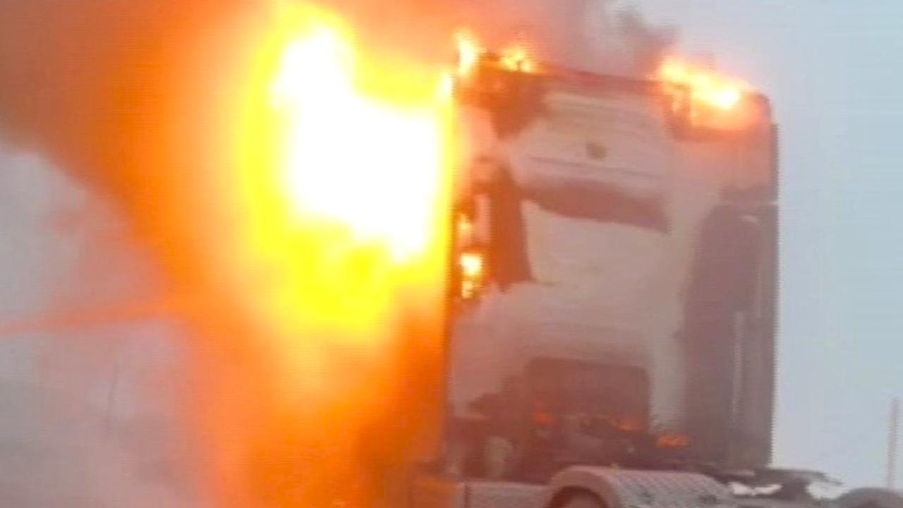 Hatay'da seyir halindeki tırda yangın