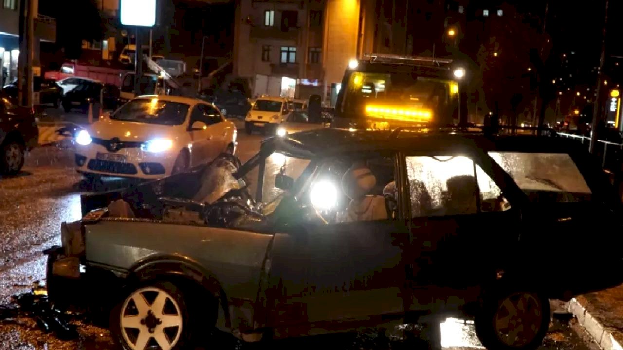 İki otomobilin kağıt gibi ezildiği ölümlü kaza kamerada